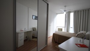 Ein Schlafzimmer mit einem Bett, einem Schreibtisch und einem Stuhl.