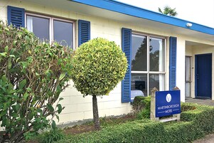 Un edificio con un letrero que dice "Martinborough Motel".