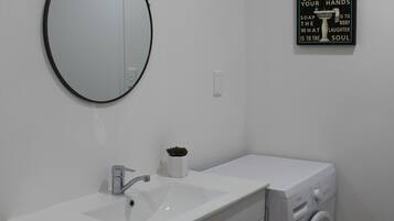 Deluxe Apartment | Bathroom | Shower, free toiletries, towels