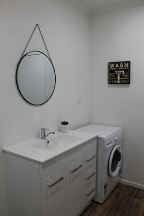 Deluxe Apartment  | Bathroom | Shower, free toiletries, towels - Holiday Rotorua (Rotorua)