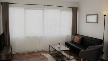 Deluxe Apartment | Living area | Flat-screen TV, Netflix, pay movies