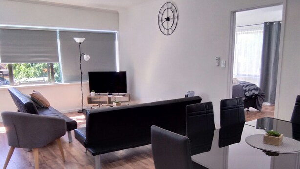 Superior Apartment | Living area | Flat-screen TV, Netflix, pay movies - Holiday Rotorua (Rotorua)