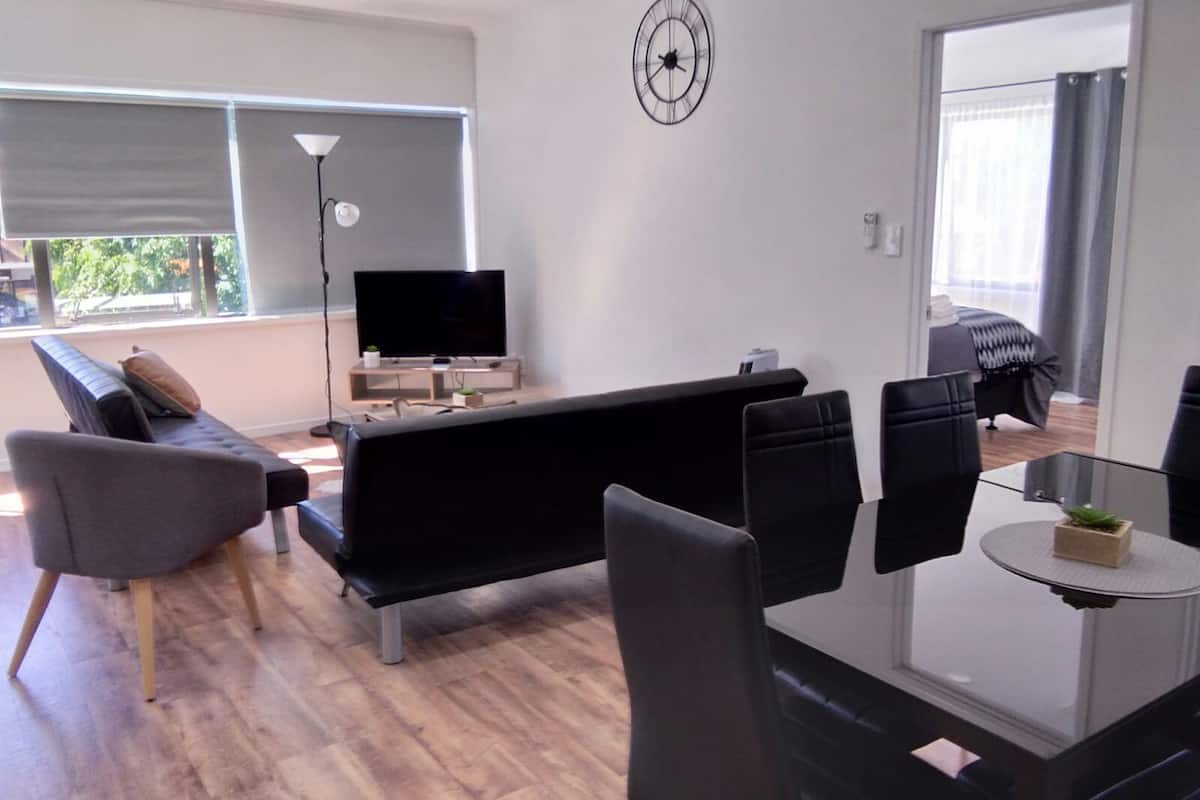 Departamento, 2 habitaciones | Área de sala de estar | Televisión de pantalla plana, Netflix y películas con cargo
