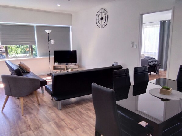 Superior Apartment | Living area | Flat-screen TV, Netflix, pay films - Holiday Rotorua (Rotorua)