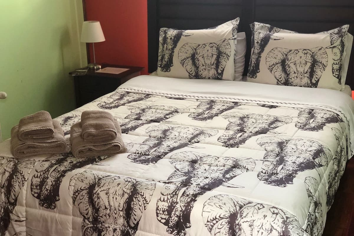Standard-Doppelzimmer, 1 Doppelbett, Gemeinschaftsbad | Schallisolierte Zimmer, kostenloses WLAN, Bettwäsche