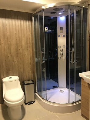 Bruser, gratis toiletartikler, håndklæder