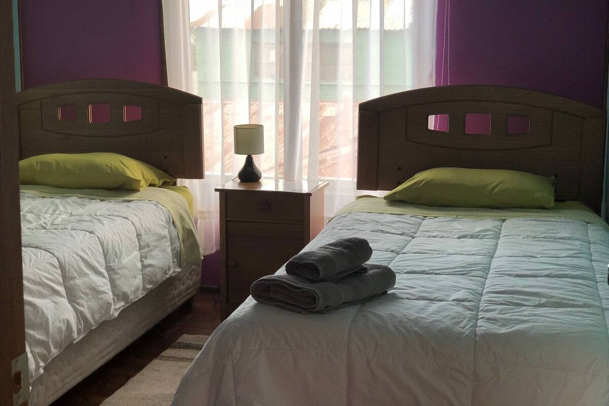 Standard-Zweibettzimmer, 2 Einzelbetten, Gemeinschaftsbad | Schallisolierte Zimmer, kostenloses WLAN, Bettwäsche