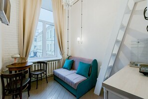 デザイン アパートメント クイーンベッド 1 台ソファーベッド付き | 部屋からの景観