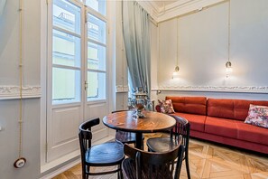 Comfort-huoneisto, 1 keskisuuri parisänky ja vuodesohva, keittotila, rannan lähellä | Oleskelualue | Taulutelevisio