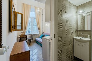 デザイン アパートメント クイーンベッド 1 台ソファーベッド付き | 客室ごとに異なる装飾、客室ごとに異なるインテリア、遮光カーテン、アイロン / アイロン台