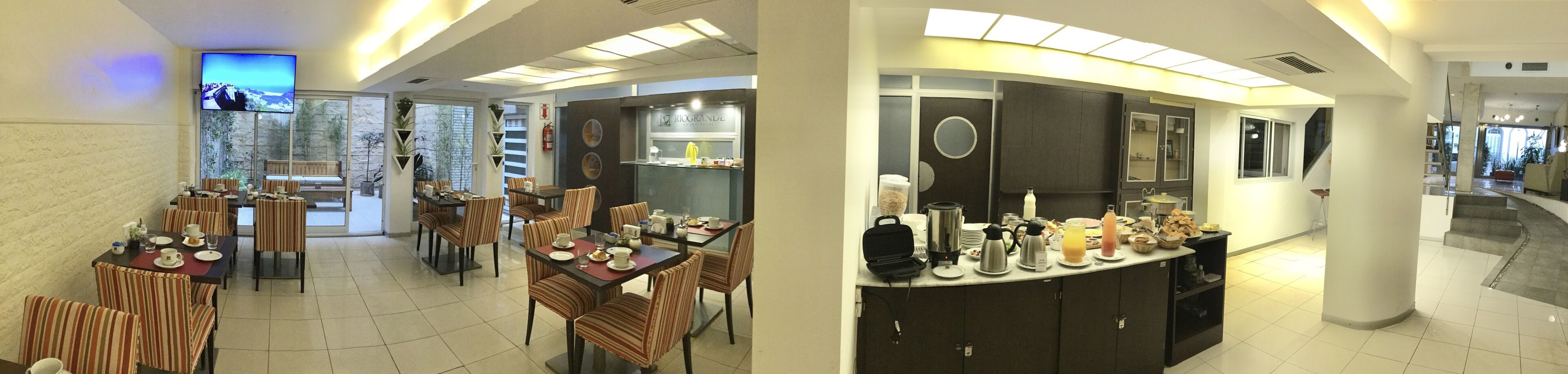 Café da manhã com pratos da culinária local grátis todos os dias