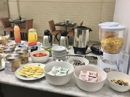 Desayuno con opciones de la cocina local incluido todos los días