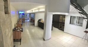 Café da manhã com pratos da culinária local grátis todos os dias