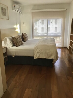 Basic-Apartment, 1 King-Bett (Single use) | 1 Schlafzimmer, Minibar, Zimmersafe, Schreibtisch