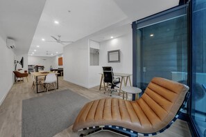 Interior - Close to All Derived VRBO MLOS4 (Melbourne)