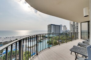 Un balcone con vista sulla spiaggia e sulla zona della piscina.