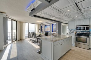 Frigorifero, microonde, piano cottura, lavastoviglie