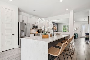 Fridge, microwave, oven, stovetop - Extraordinary Oasis With Themed Games Room (Kissimmee)