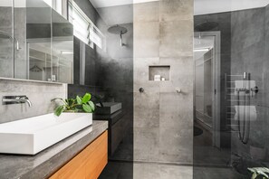Badekar, hårføner, håndklær og såpe