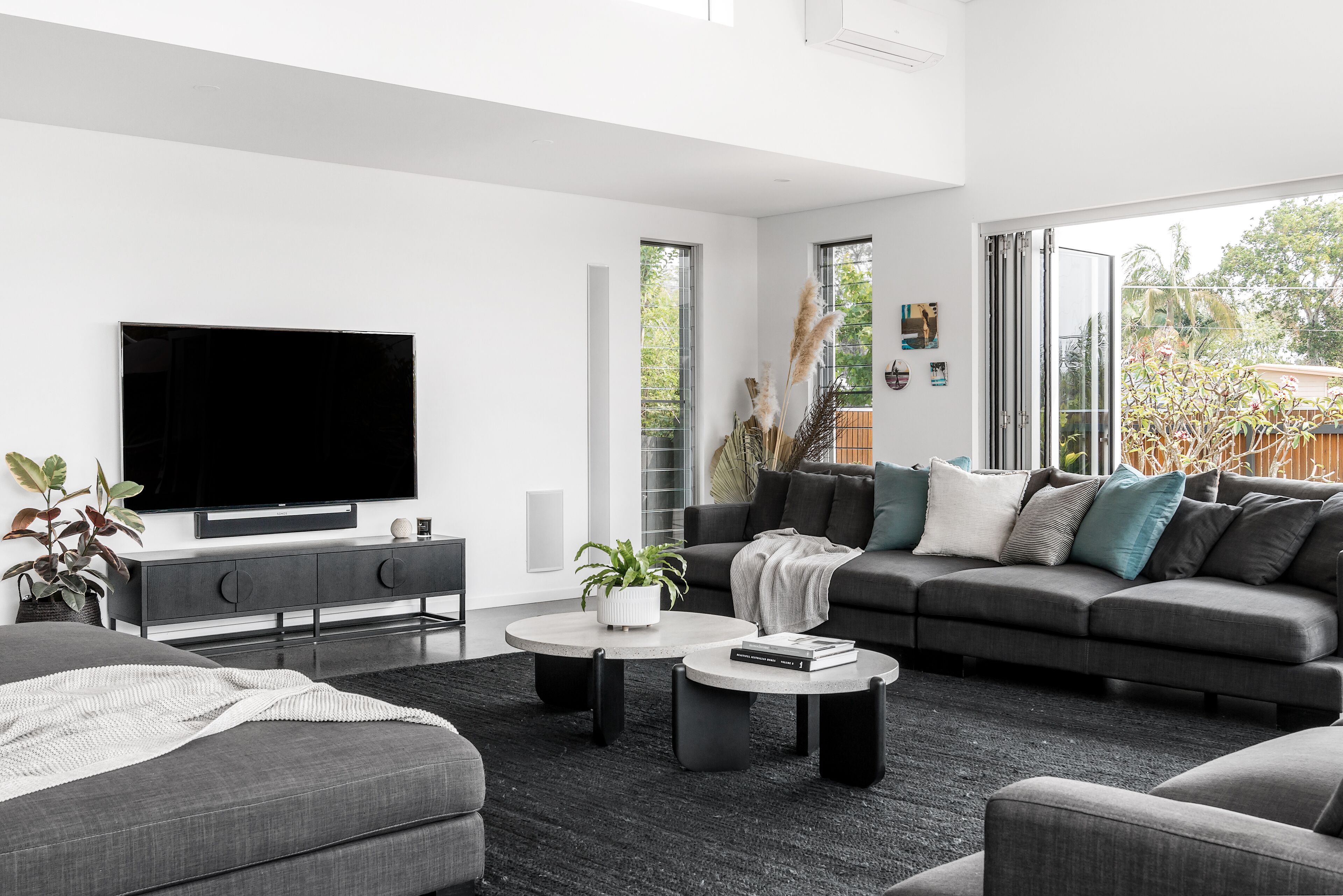 TV connectée, Netflix, lecteur de DVD, livres