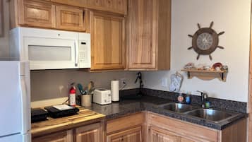 Refrigerador, microondas, cafetera y tetera y tostadora