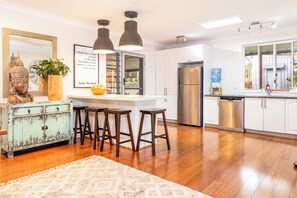 Kylskåp, mikrovågsugn, ugn och spishäll