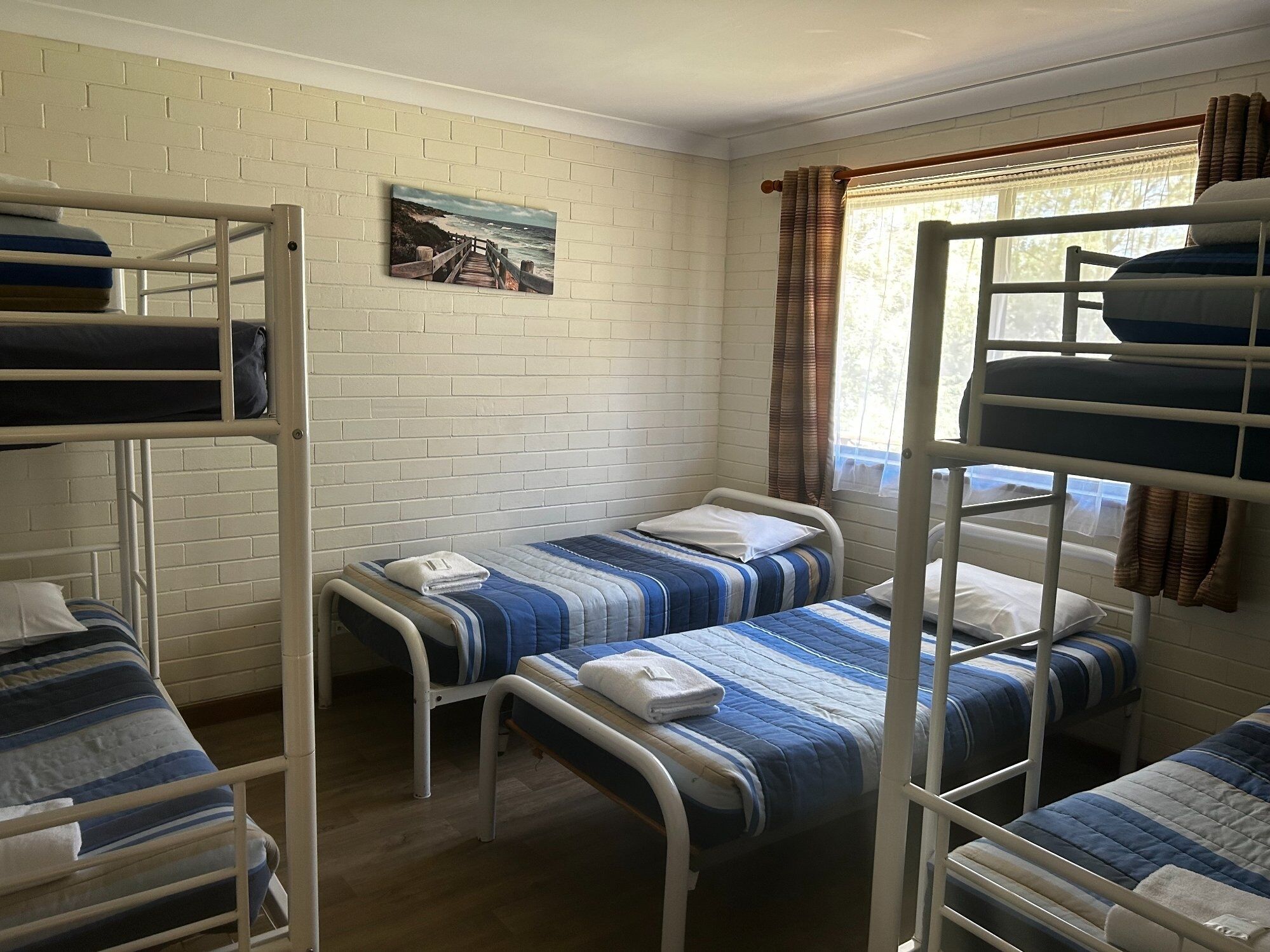 3 habitaciones, tabla de planchar con plancha y cuna de viaje 