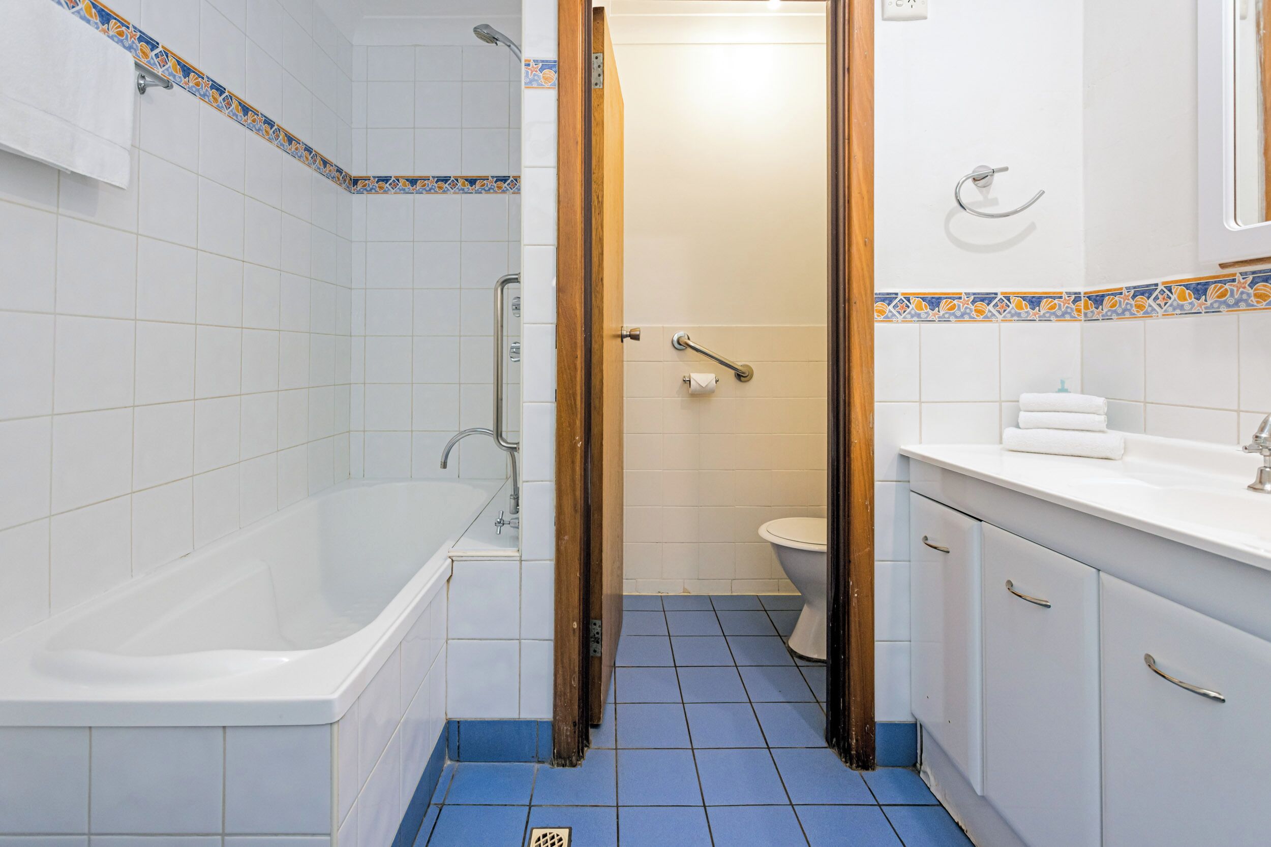 Badekar, hårtørrer, håndklæder