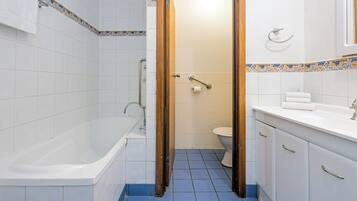Badekar, hårtørrer, håndklæder