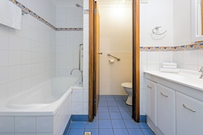 Badewanne, Haartrockner, Handtücher