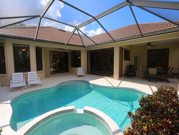 A heated pool - Tailfeather Home on Golf Course by RVA: Stylish 4BR w Pool & Close to Beach (Bradenton)