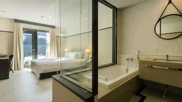 Terrace Deluxe | ๋ฐฉ์ ์ค๋น, ๋ฌด๋ฃ WiFi, ์นจ๋ ์ํธ