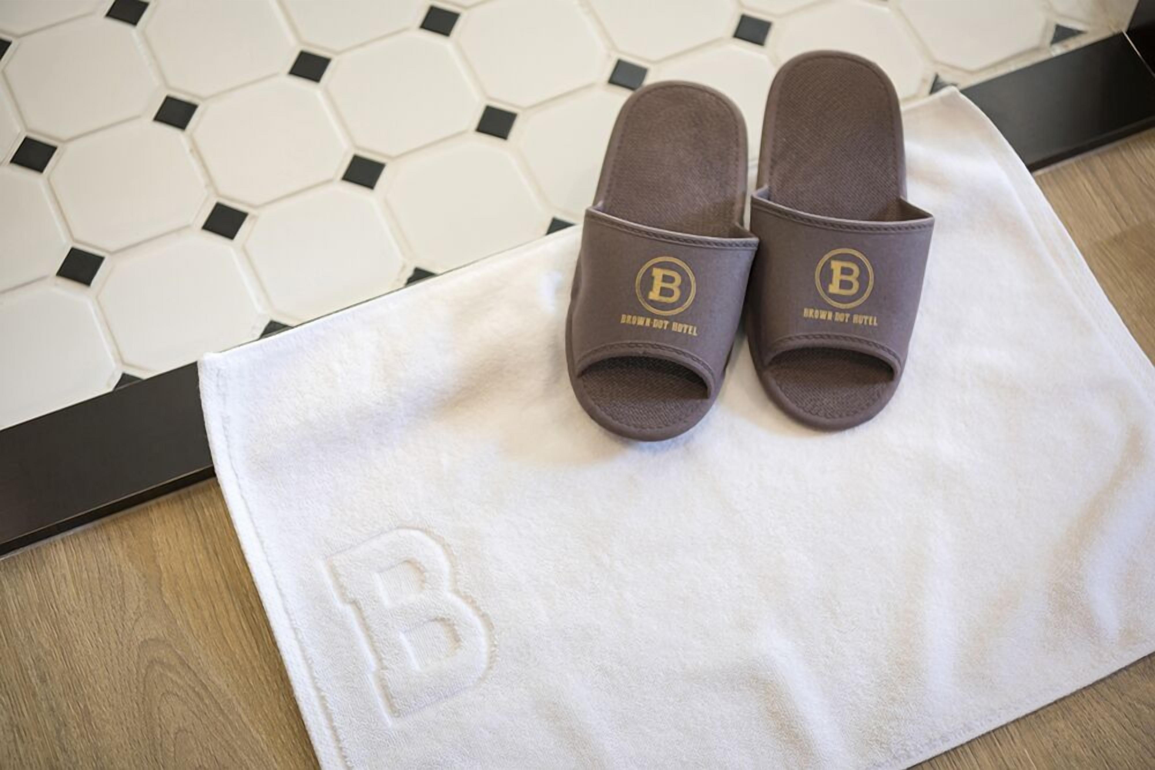 suite | bathroom amenities | separate bathtub and shower, free toiletries, hair dryer, slippers