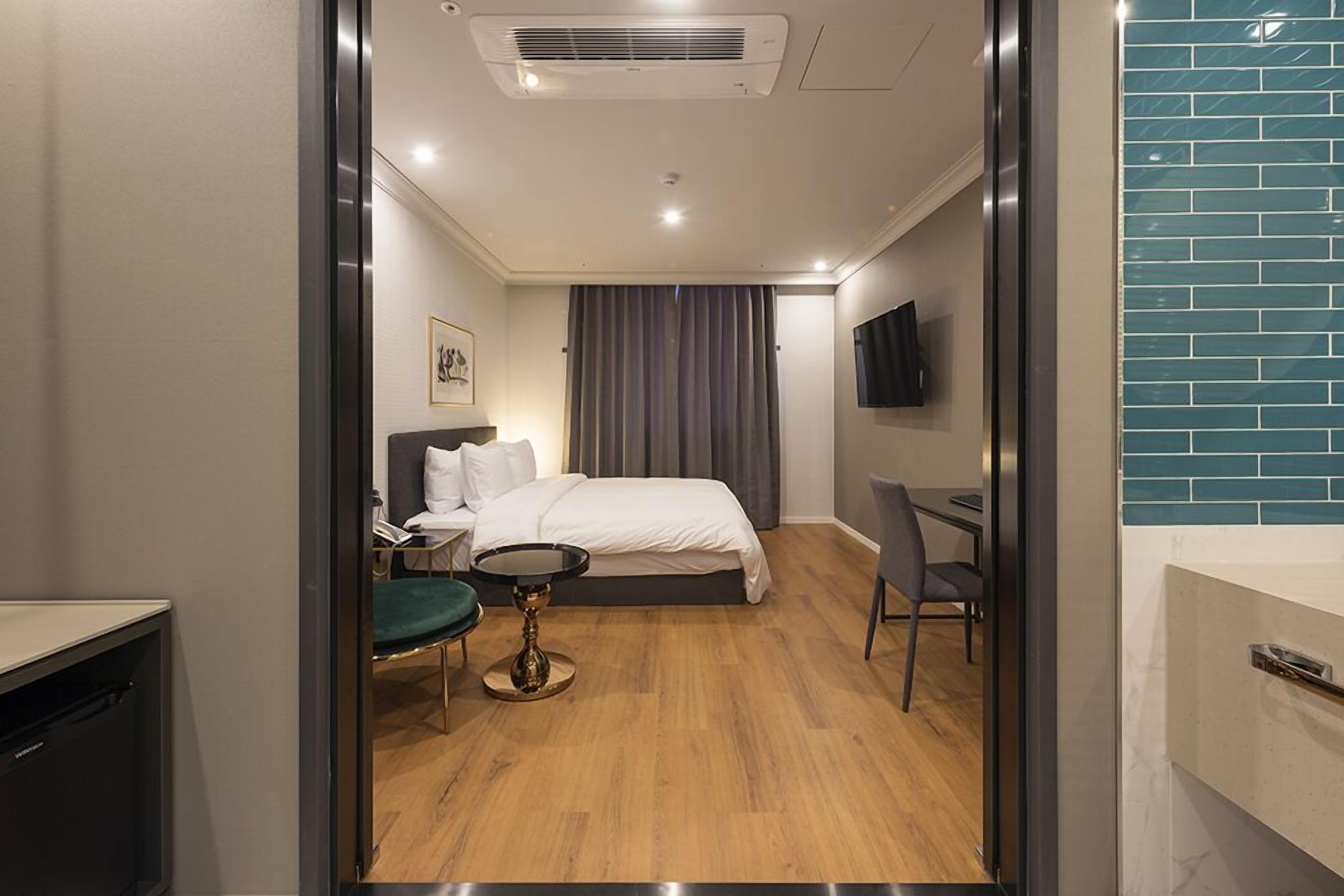 standard double | soundproofing, free wifi, bed sheets