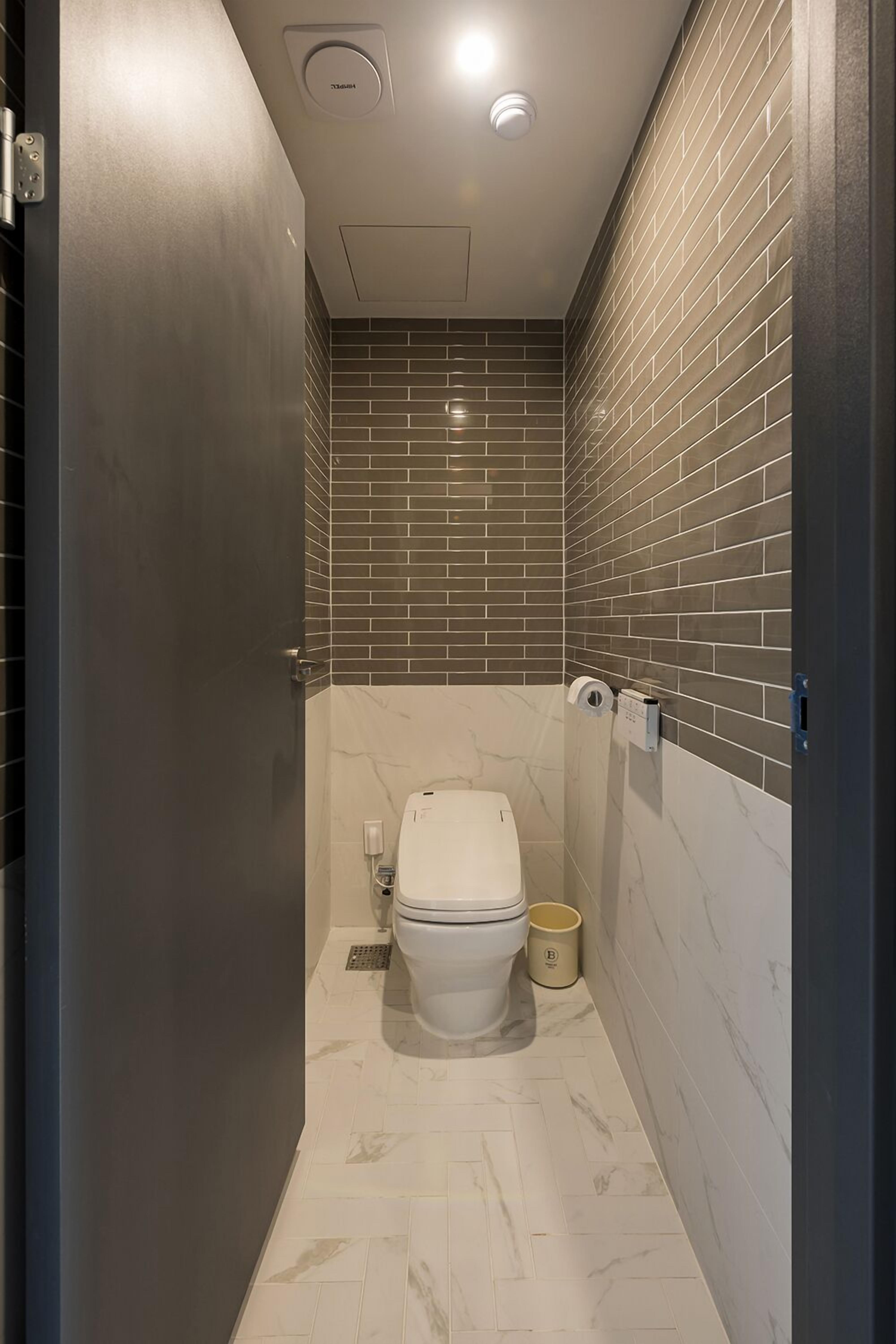 deluxe double | bathroom | separate bathtub and shower, free toiletries, hair dryer, slippers