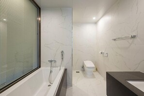 Standard Double | 욕실 | 별도의 욕조 및 샤워 시설, 무료 세면용품, 헤어드라이어, 슬리퍼