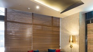 A modern living room with a sofa, a coffee table, and a lamp. - Guseo Browndot Hotel (Busan)