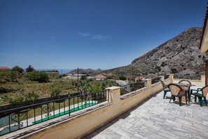 Outdoor dining - Traditional Villa with Sea & Mountain View - Including tours to our private farm (Rethymno)