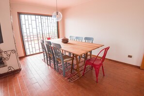 Ferienhaus, 4 Schlafzimmer | Essbereich im Zimmer