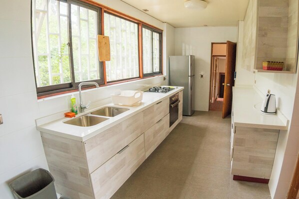 House, 4 Bedrooms | Private kitchen | Fridge, microwave, cookware/dishes/utensils - Oceana Suites Cachito de Sol (Concon)