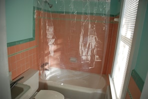 Duschwanne, Handtücher, Seife, Shampoo