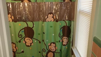 Ensemble douche/baignoire, serviettes fournies, savon, shampoing