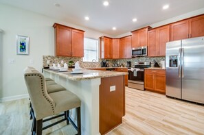 Fridge, microwave, oven, stovetop - Luxury Villa in Orlando, Champions Gate Resort, Villa Orlando 1436 (Davenport)