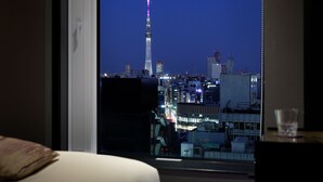 A room with a view of a cityscape at night, featuring a prominent tower with lights. - Mitsui Garden Hotel Nihonbashi Premier Tokyo (Tokyo)