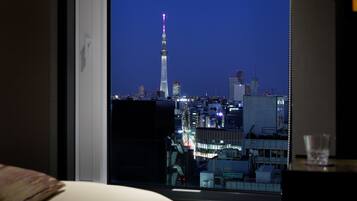 Habitación superior, 1 cama de matrimonio, no fumadores (Skytree View) | Caja fuerte, cortinas opacas, tabla de planchar con plancha