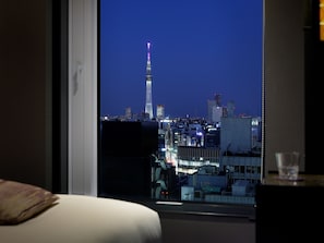 A room with a view of a cityscape at night, featuring a prominent tower with lights. - Mitsui Garden Hotel Nihonbashi Premier Tokyo (Tokyo)