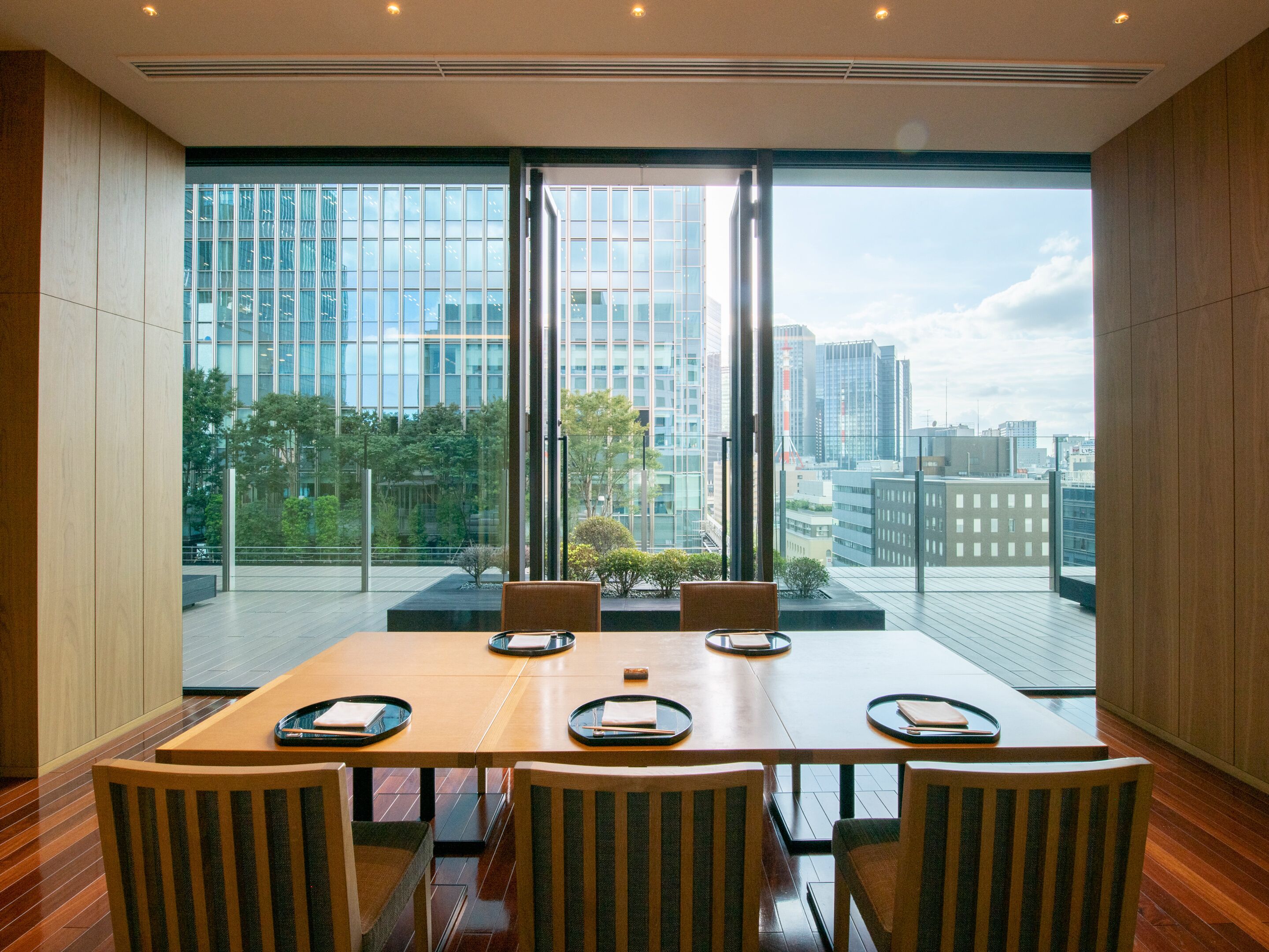 daily buffet breakfast (jpy 3850 per person)