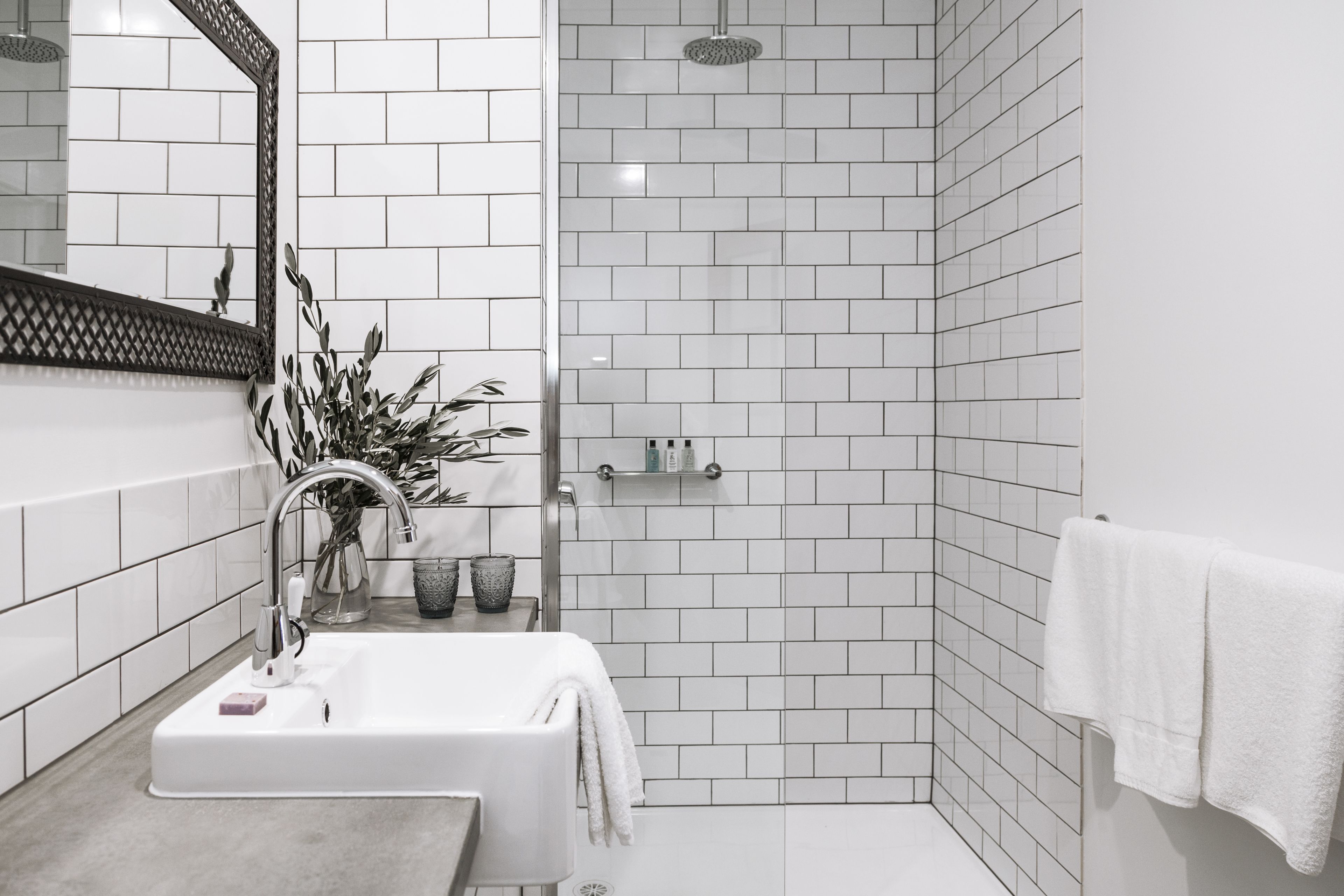 Een douche, een regendouche, designer toiletartikelen, een haardroger