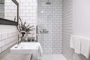 Douche, douche à « effet pluie », articles de toilette de luxe