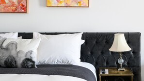 Egyptian cotton sheets, premium bedding, down duvets, pillow-top beds - Daylesford Art Motel (Daylesford)